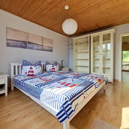 - Reetdachhaus 度假居 Kamminke